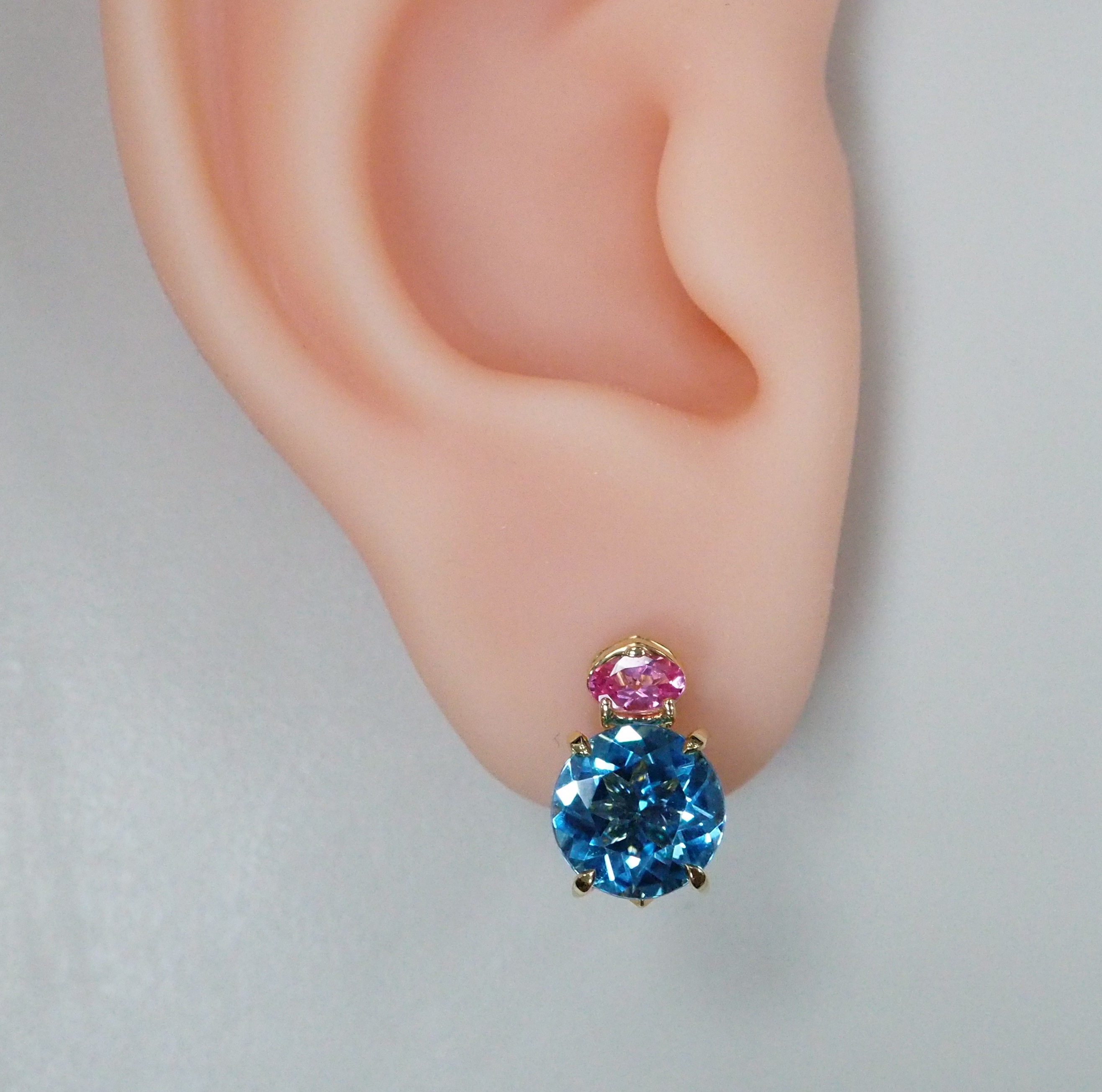 Серьги из желтого золота с топазами и розовой шпинелью